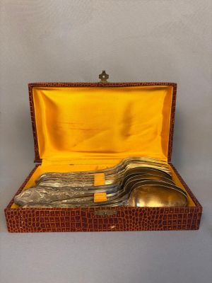une boîte contenant de l'argenterie, posée sur une table