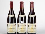 trois bouteilles de vin posées sur une table l'une à côté de l'autre