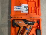 une boîte à outils contenant une agrafeuse et un pistolet à clous