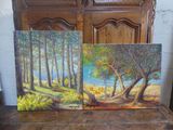 Deux tableaux représentant une scène de forêt sont posés sur une table en bois
