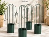 quatre pots contenant des plantes, posés sur une table à côté d'une plante en pot