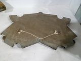 une pièce de métal posée sur une table