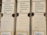 trois boîtes sont empilées les unes sur les autres et portent des étiquettes