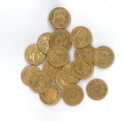 une pile de pièces d'or posée sur une surface blanche