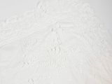 le dos d'une robe de mariée blanche ornée d'un motif en dentelle
