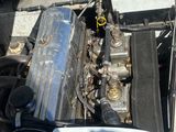une photo d'un moteur de voiture avec le capot ouvert