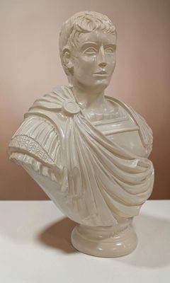 buste en marbre blanc représentant un homme avec une cape autour du cou
