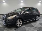 la voiture noire est garée dans le garage sur le sol en damier