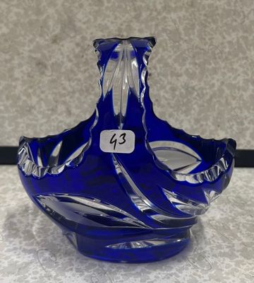 une image représentant un vase en verre bleu posé sur une table