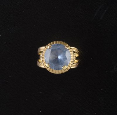 Bague en or jaune 18K ciselé, la monture ajourée à chaton or…