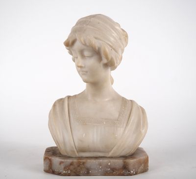 buste en marbre représentant une femme, posé sur un socle en marbre, sur fond blanc