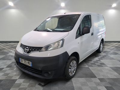 la camionnette blanche est garée sur le sol en damier d'une pièce