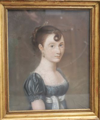 portrait d'une femme en robe bleue dans un cadre doré