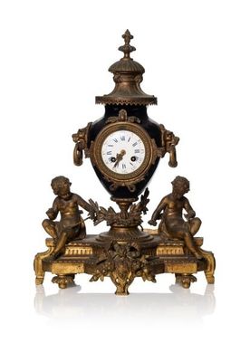 une horloge posée sur une table
