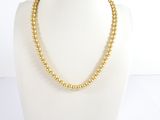 un collier de perles en or sur un mannequin mannequin mannequin mannequin mannequin mannequin mannequin mannequin mann