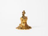 une figurine ancienne en laiton représentant une femme coiffée d'une couronne