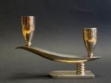 un plateau en argent sur lequel sont posés deux verres