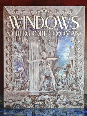 la couverture d'un livre sur laquelle figure une femme debout devant une cascade