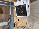 un petit climatiseur dans un coin de la pièce