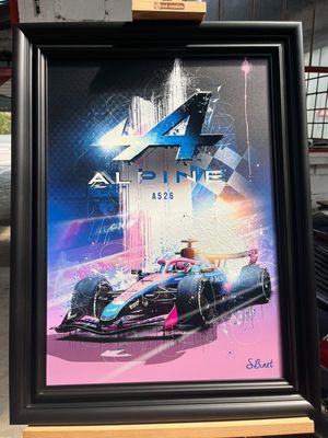 une photo d'une photo représentant une voiture de course, dans un cadre