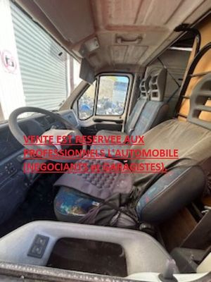 une photo d'un camion dont le siège conducteur est rabattu