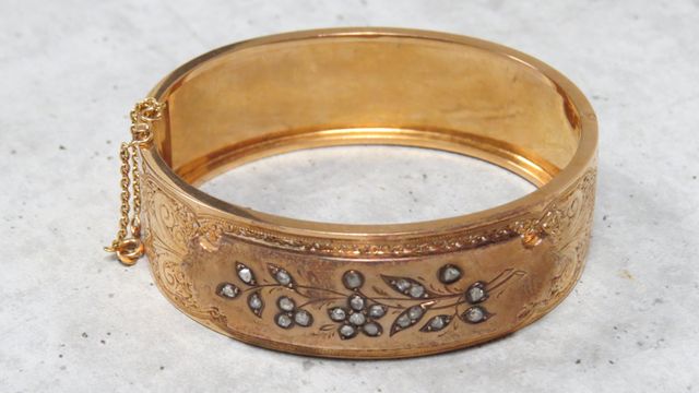 Bracelet ruban en or 750‰, à motif de rinceaux floraux, ciselés, ...