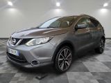 une Nissan QX-V grise garée sur un sol à damier