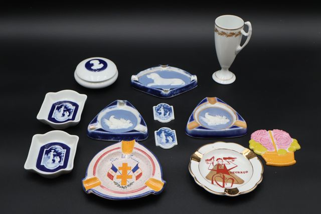 Porcelaine : cendriers publicitaires, barbotine, petites plaques
