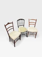 Paire de chaises légères en bois naturel mouluré et sculpté …