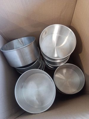 beaucoup de casseroles et de poêles dans une boîte