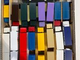 une boîte en carton contenant tout un tas de blocs de différentes couleurs