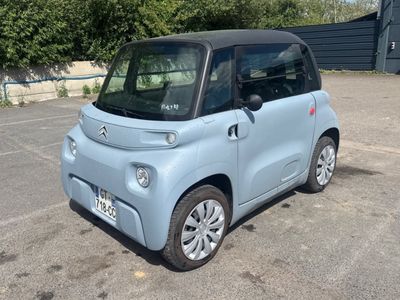 une petite voiture bleue garée dans un parking