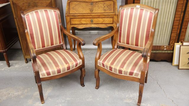 Paire de fauteuils Louis Philippe, garnis de tissu rayé, usure à ...