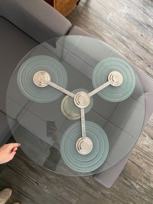 une femme debout devant une table sur laquelle se trouve une horloge