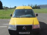 une petite voiture jaune garée sur un parking