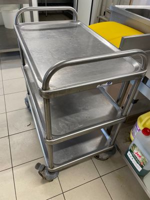 un chariot en métal posé au milieu d'une cuisine