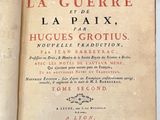 Un vieux livre est ouvert sur une table, avec une étiquette dessus.