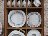de nombreuses assiettes et tasses dans une vitrine