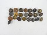 Plusieurs types de boutons sont disposés sur une surface blanche