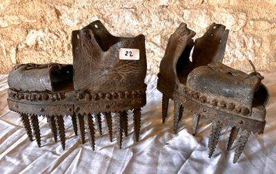 Anciennes Chaussures à pointes dentelées à déboguer les chât… - Photo 1
