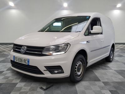 la camionnette blanche est garée sur le sol en damier d'une pièce