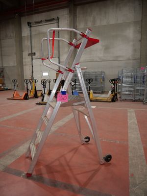 un escabeau plateforme en aluminium FORTAL 4 marches , en l'…