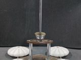 cinq vases blancs posés sur une table