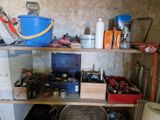 une étagère remplie d'outils et des outils dans un garage