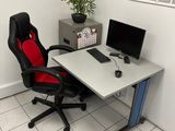 un bureau avec une chaise et un ordinateur dessus