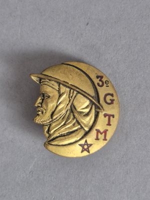 un gros plan sur une pièce d'or représentant un homme coiffé d'un chapeau