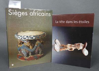 deux livres consacrés à l'art et à l'artisanat africains, exposés sur une table