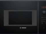 Le micro-ondes est noir et dispose d'un écran numérique sur la porte.