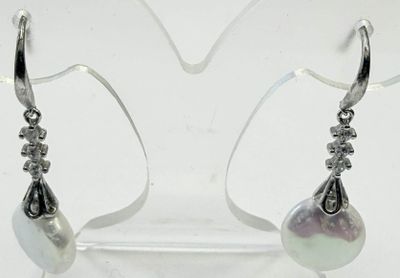 Paire de pendants d'oreilles en argent et métal argenté orné…