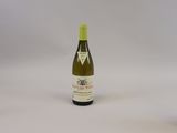 une bouteille de vin à côté d'un verre de vin